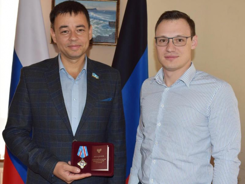 Они провели более 1200 операций жителям: врачей из Якутии наградили знаками отличия за работу в ДНР 