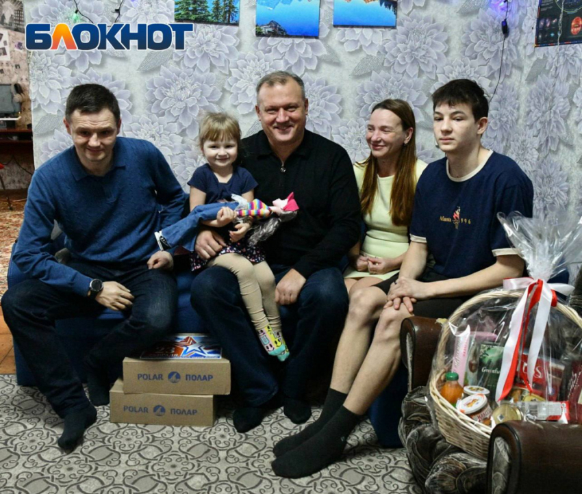 В Донецке поздравили семью ветерана СВО и ополченца Донбасса Александра Черкасова