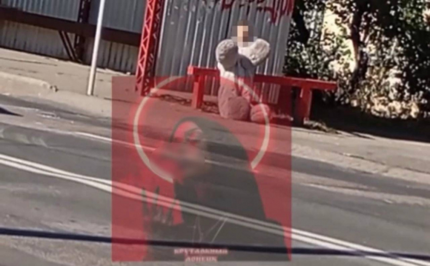 Маленький мальчика в костюме зайки развеселил жителей Петровского района Донецка