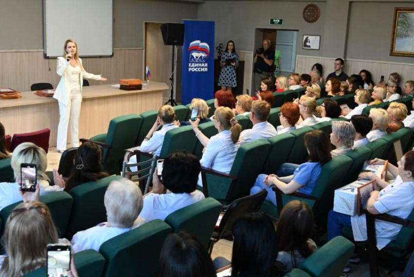 Артисты Донецкого драмтеатра поздравили медиков Донбасса с профессиональным праздником 