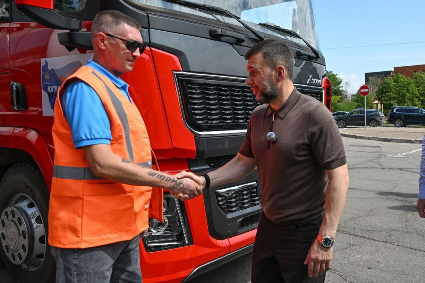 Два тягача с автоцистернами Макеевке подарил ХМАО  