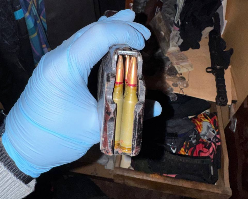 Житель Харцызска спрятал в кладовке 30 упаковок тротила, гранаты и пистолет 