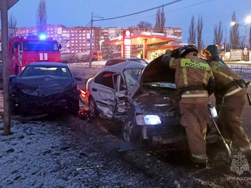 Смятое авто сжало тело 20-ти летней пострадавшей макеевчанки в ДТП  