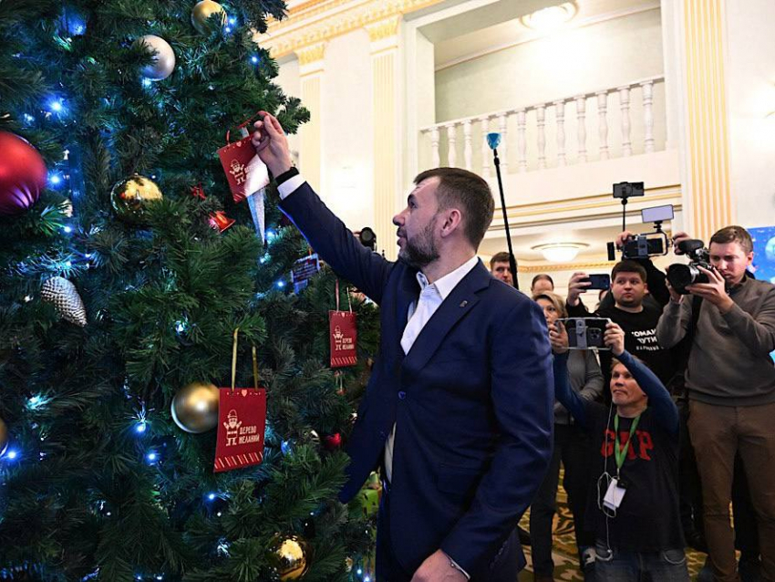 Глава ДНР Денис Пушилин исполнит мечту юных актеров из Харцызска