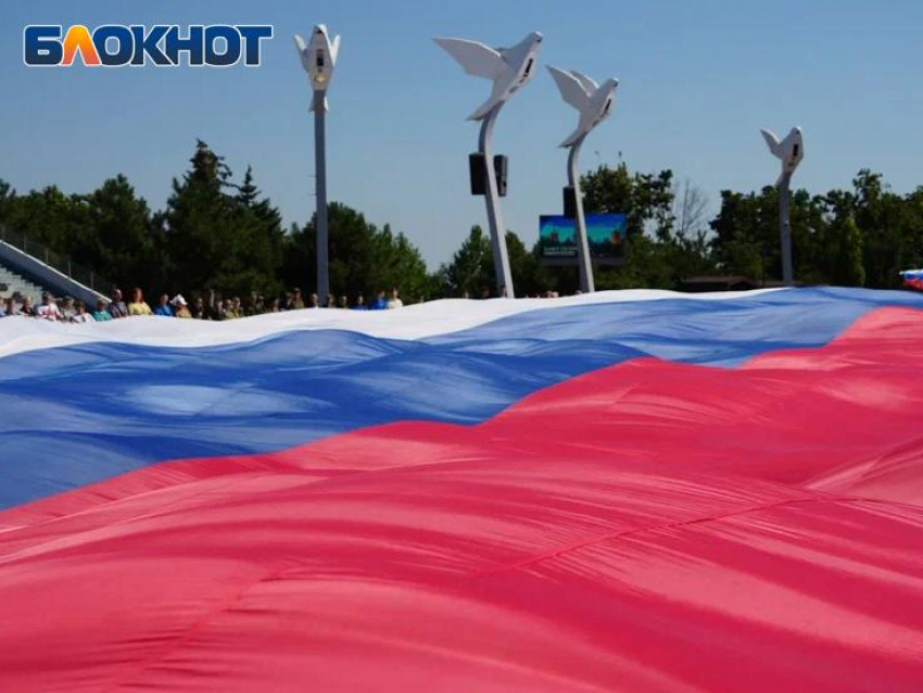 2400 квадратных метров: в Мариуполе жители ДНР развернули большой флаг России