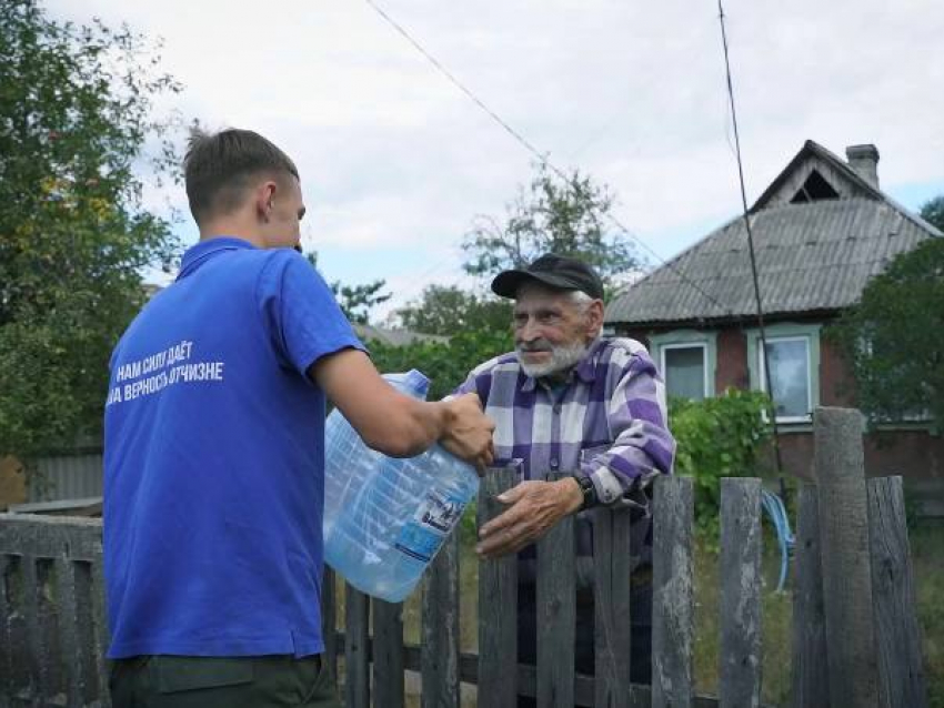 Волонтеры доставили более двух тонн питьевой воды жителям Селидово, ДНР