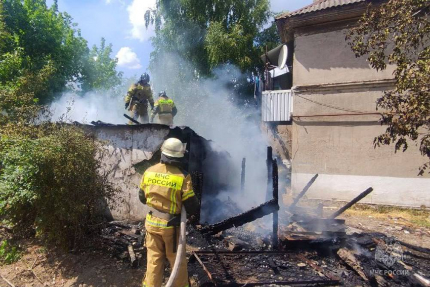 Сарай возле многоквартирного дома выгорел в Енакиево ДНР 