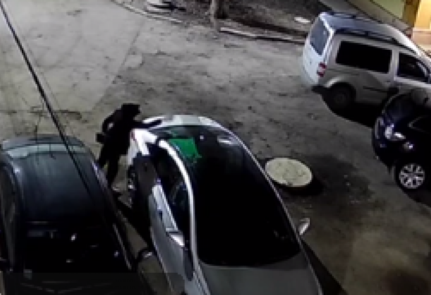 В Мариуполе женщина облила зелёной краской чужой автомобиль 