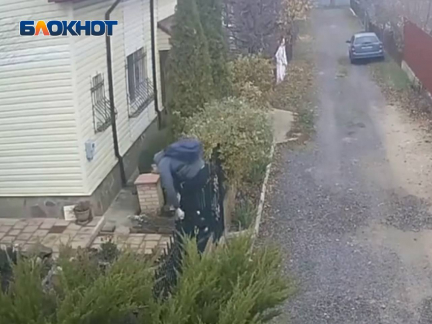 Камеры наблюдения сняли предполагаемого домушника в Донецке