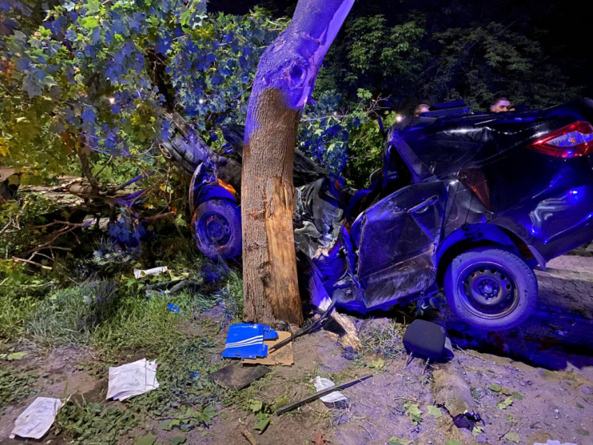 Всмятку: два человека погибли в жуткой аварии в Мариуполе
