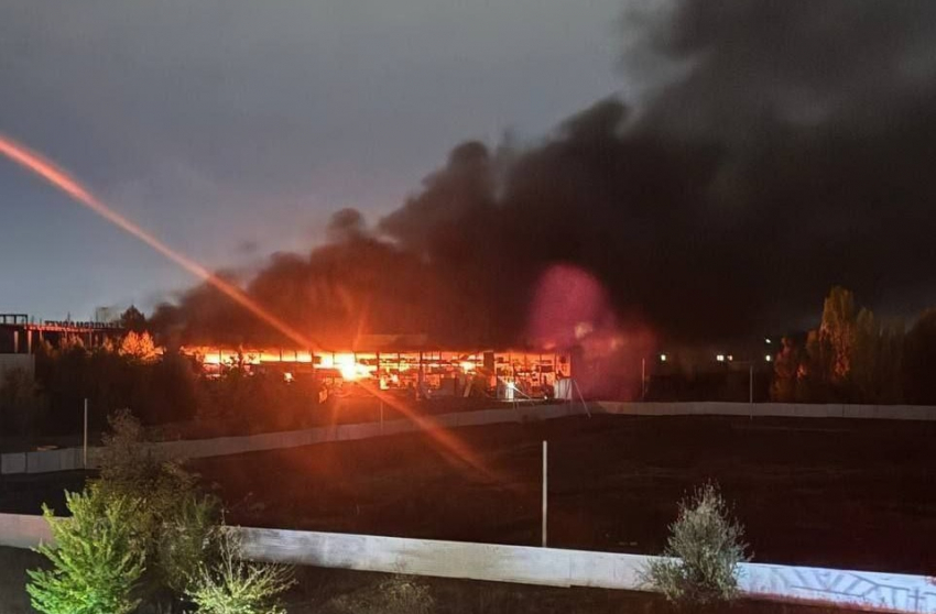 Момент удара дрона ВСУ по гипермаркету «Сигма-Ленд» в Донецке попал на видео