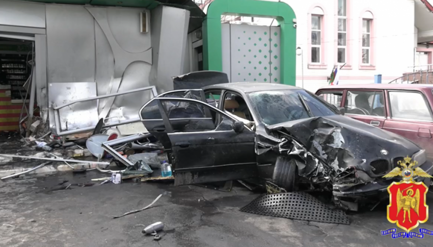 В Донецке водитель без прав влетел на BMW в АЗС: два человека травмированы
