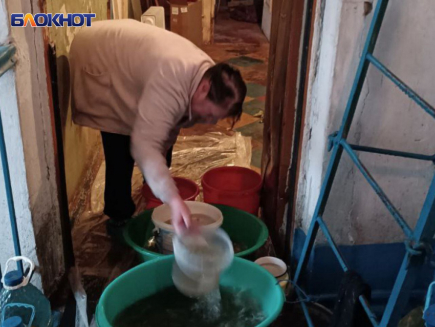 "Хоть клеенкой сделайте!": более трех лет живут без крыши жильцы дома на Дагестанской в Донецке