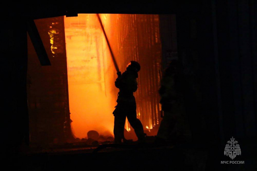 Крупный пожар произошел на складе в Макеевке из-за обстрела со стороны ВСУ