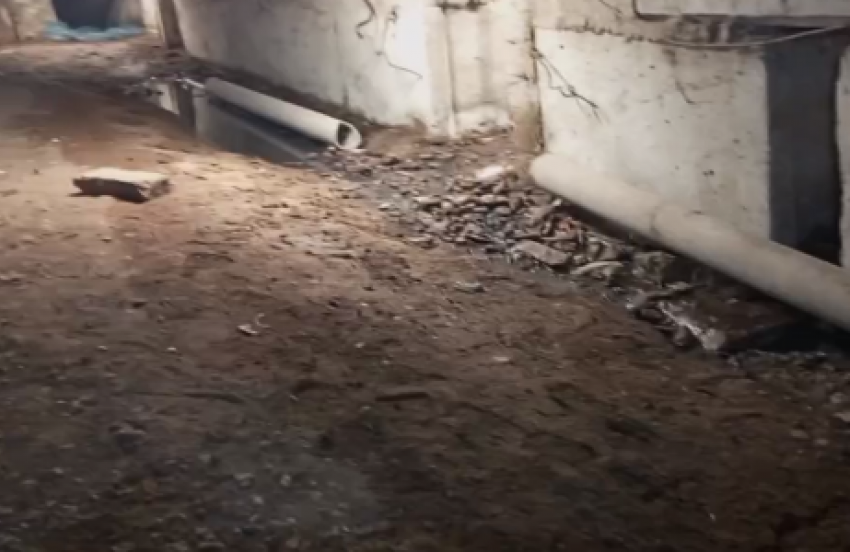 Два года подвал многоэтажки в Мариуполе топит фекалиями, а ЖЭК обвиняет во всём людей