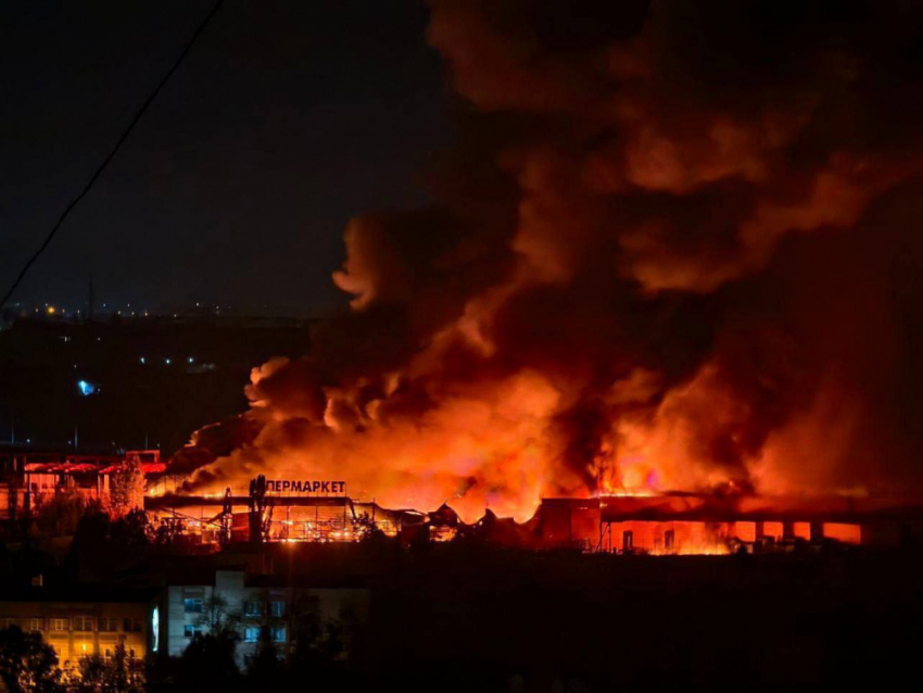 Массовый налет дронов-камикадзе на гипермаркет в Донецке: что известно