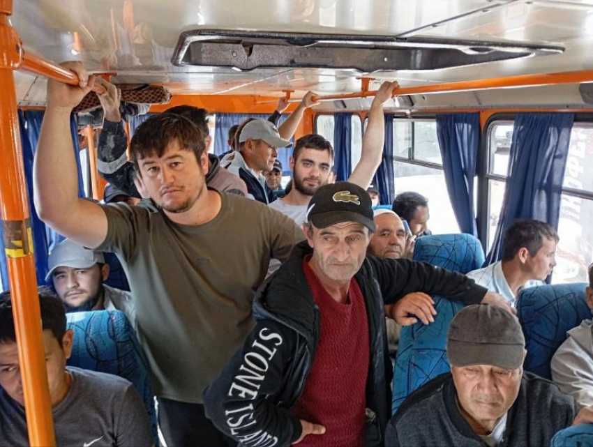Выдворили 53 мигранта из России, выявленных в ДНР