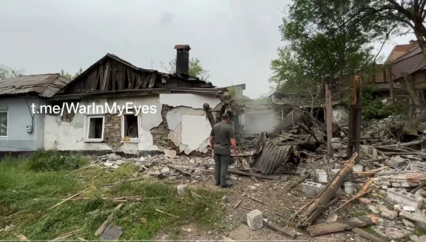Обстрел центра Донецка: сгорели машины, повреждены дома