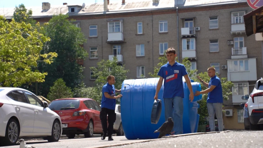 Донецкие волонтеры привезли трехтонную бочку для воды в Моспино, ДНР