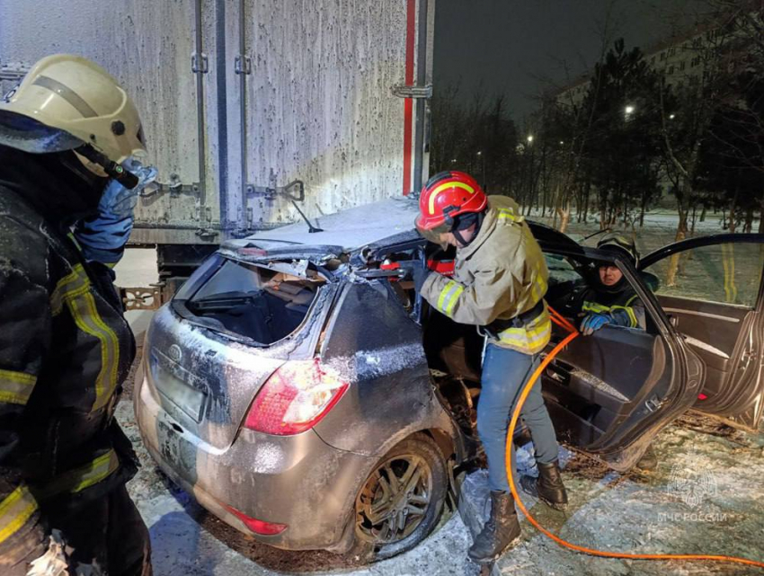 Водитель KIA с признаками опьянения влетел под грузовик в Мариуполе: доставать пришлось спасателям