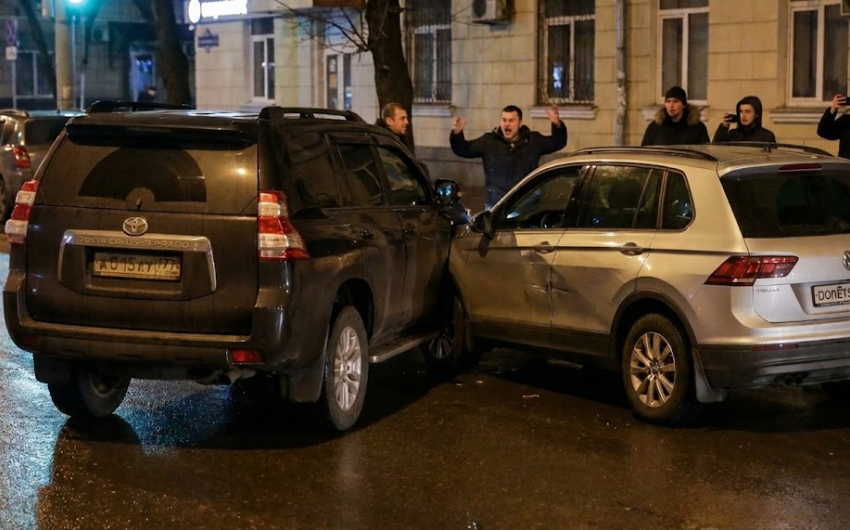 Неадекватный джигит на чёрном Land Criuser устроил погром в самом центре Донецка