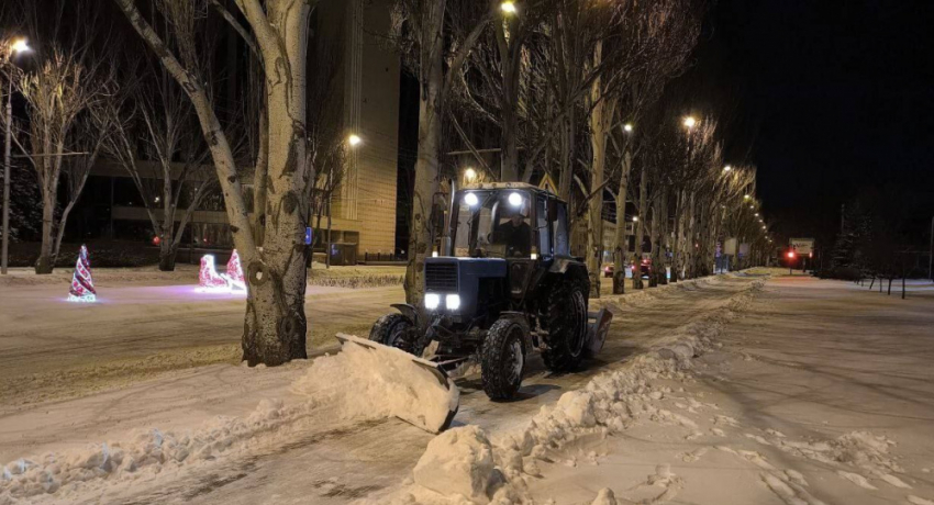 В Донецке на уборку снега задействованы 145 человек