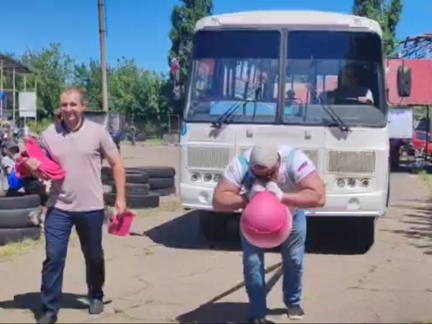 Сдвинул с мертвой точки 6 тонный автобус и надул 9 грелок: Атлет «Русский Халк» установил новый рекорд в ДНР