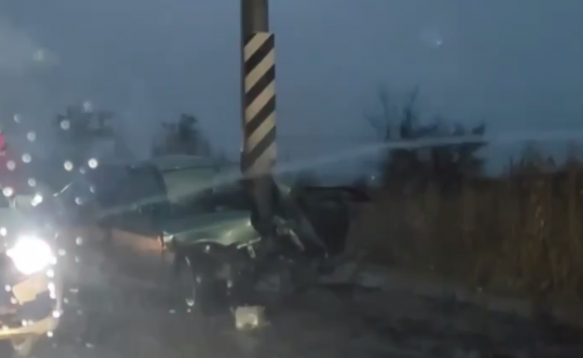 В Макеевке спасатели вытащили 20-летнего водителя из смятого автомобиля, врезавшегося  в столб