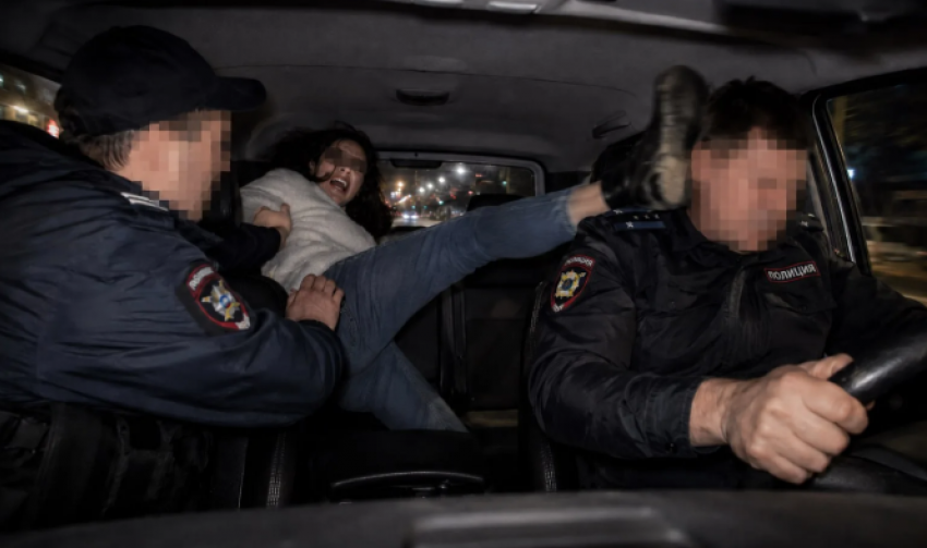 В Ясиноватой женщина ударила полицейского ногой в голову в салоне машины