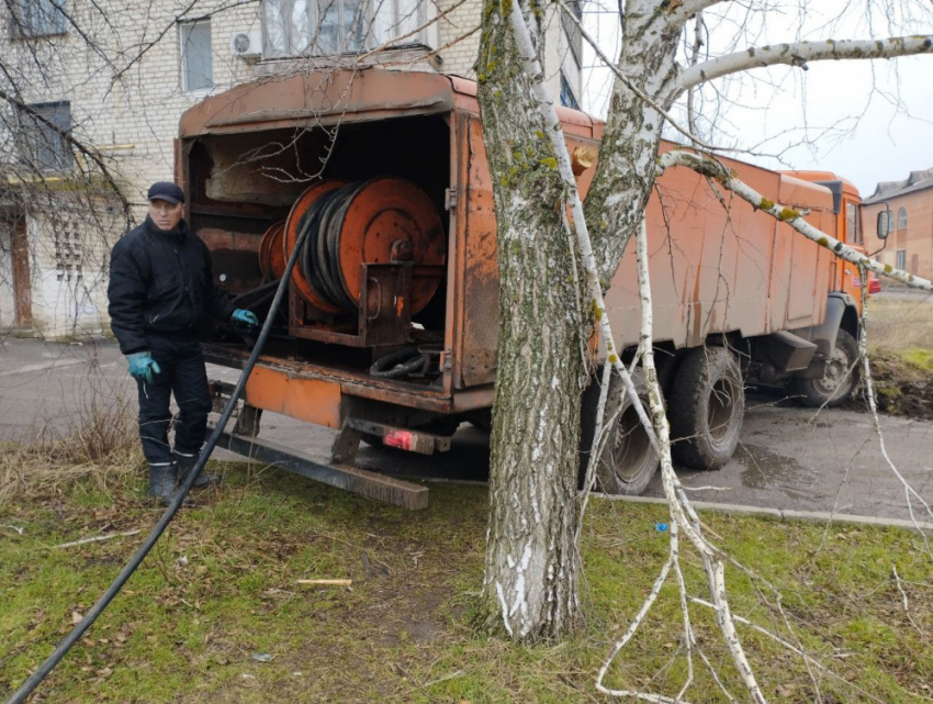 В Докучаевске ликвидируют порывы труб и ремонтируют коммуникации