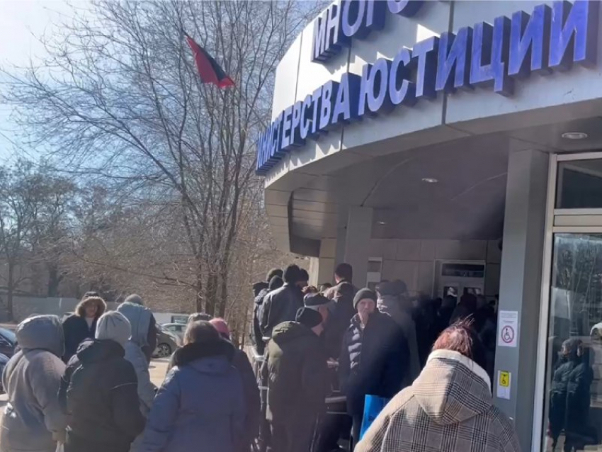 «Это ненормально, что люди стоят в очереди целый день»: власти ДНР приехали с инспекцией в центральный МФЦ 