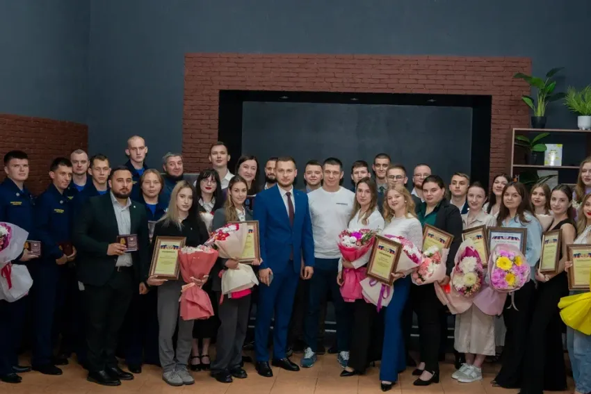 За храбрость и заслуги: в ДНР наградили молодых героев