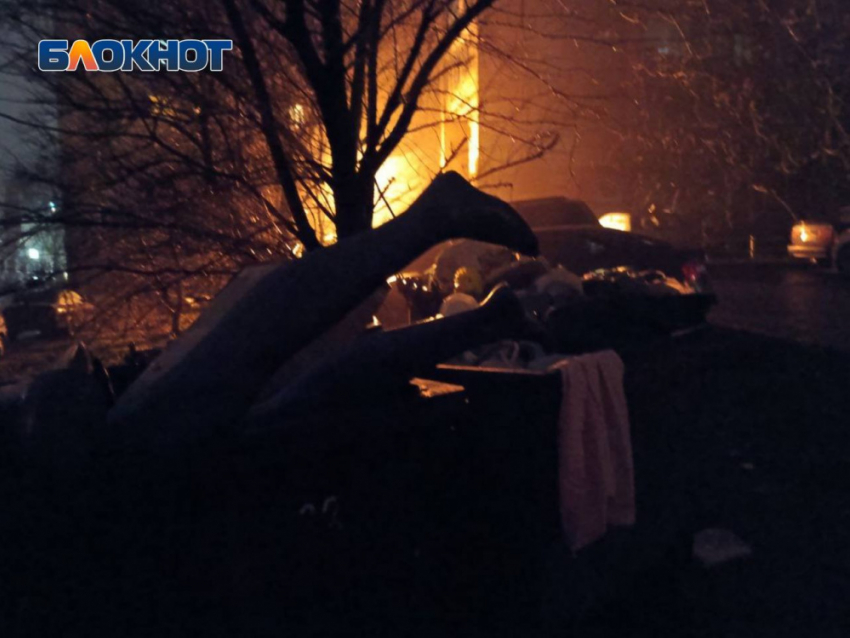 Торчащие из мусора женские ноги напугали жителей Калининского района Донецка