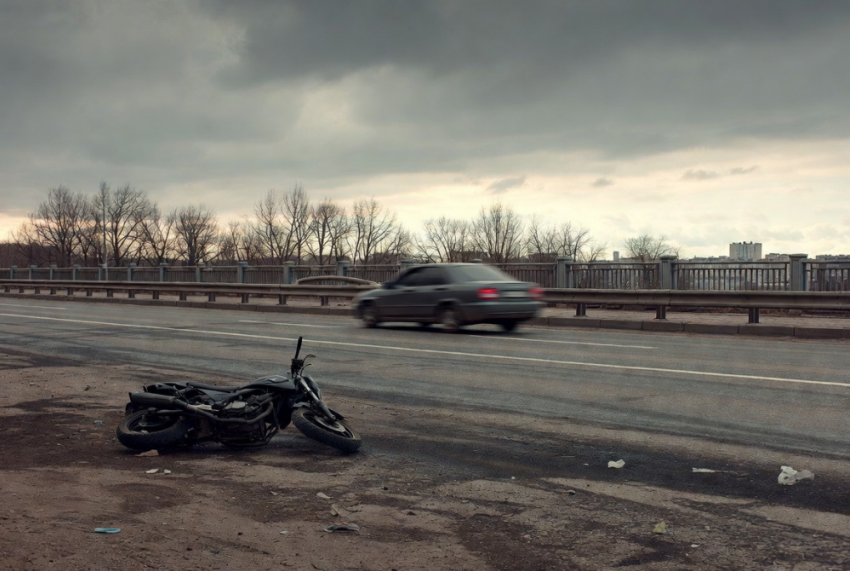 На Петровском мосту в Донецке водитель сбил мотоциклиста и просто уехал