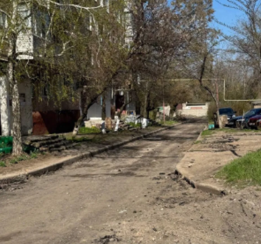  В Пантелеймоновке меняют асфальт во дворах домов