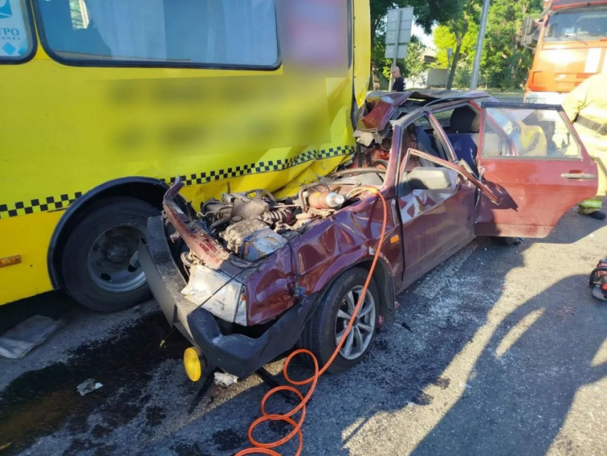 Лихач на «девяносто девятой» устроил смертельное ДТП с автобусом в Мариуполе