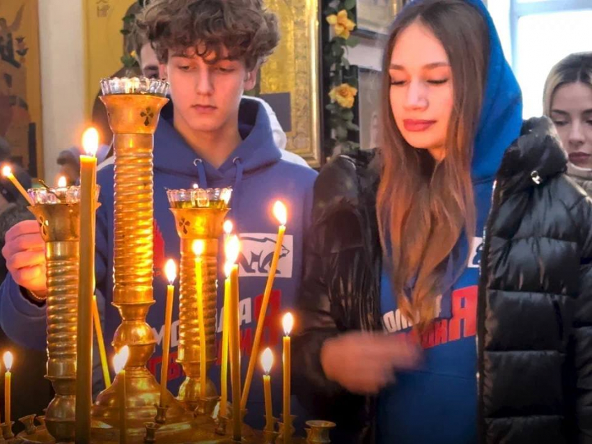 Ветеран СВО без двух конечностей и молодежь устроили субботник в церквях ДНР