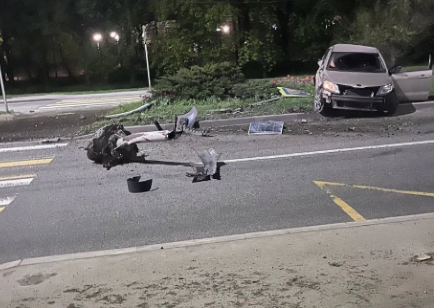 Момент жесткого ДТП, произошедшего этой ночью на Макеевском шоссе, попал на видео