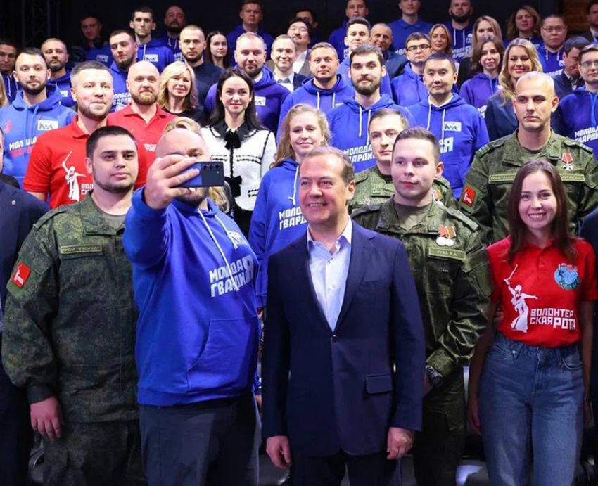 Дмитрий Медведев поддержал инициативу создания в Донецке Аллеи в память об убитых ВСУ волонтерах Донбасса