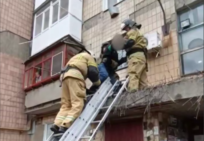 В Снежном мужчина сорвался с высоты между этажами и чудом остался жив