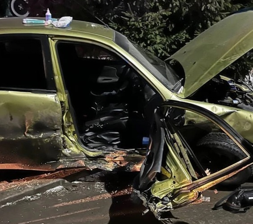 Спасатели вытащили женщину из покореженного автомобиля в Макеевке