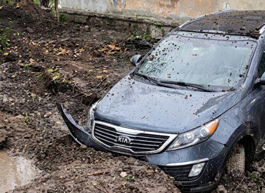 В Макеевке водитель рухнул в брошенную коммунальщиками траншею у жилого дома