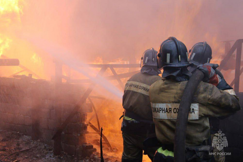 В Ясиноватой спасатели ликвидировали пожар в доме