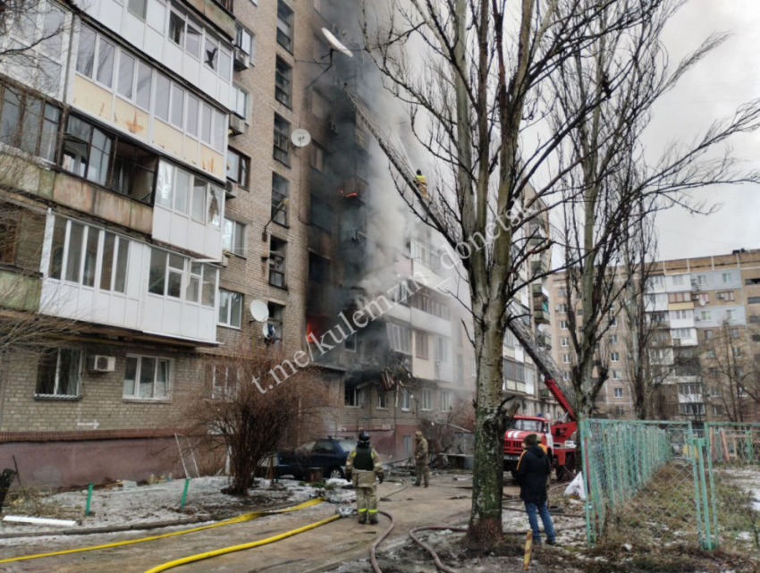 С первого по 9 этаж горит многоквартирный дом в Донецке после обстрела ВСУ