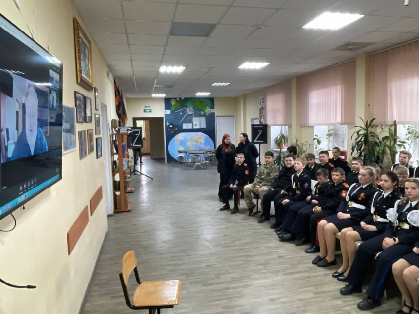 Сын «Бати» организовал встречу: кадеты корпуса Захарченко в Донецке пообщались с военкорами и иностранными экспертами