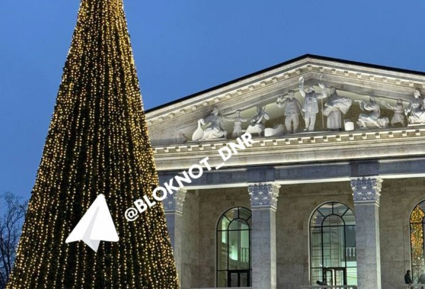 Специалисты из Санкт-Петербурга установили 14-метровую елку в Мариуполе