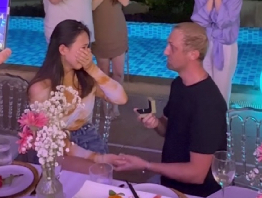 Сашка-то женится: уроженец Донецка и блогер-миллионник Зубарев сделал своей девушке предложение на отдыхе в Таиланде