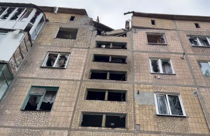 ВСУ разбомбили жилую многоэтажку в Ясиноватой: появилось видео последствий 