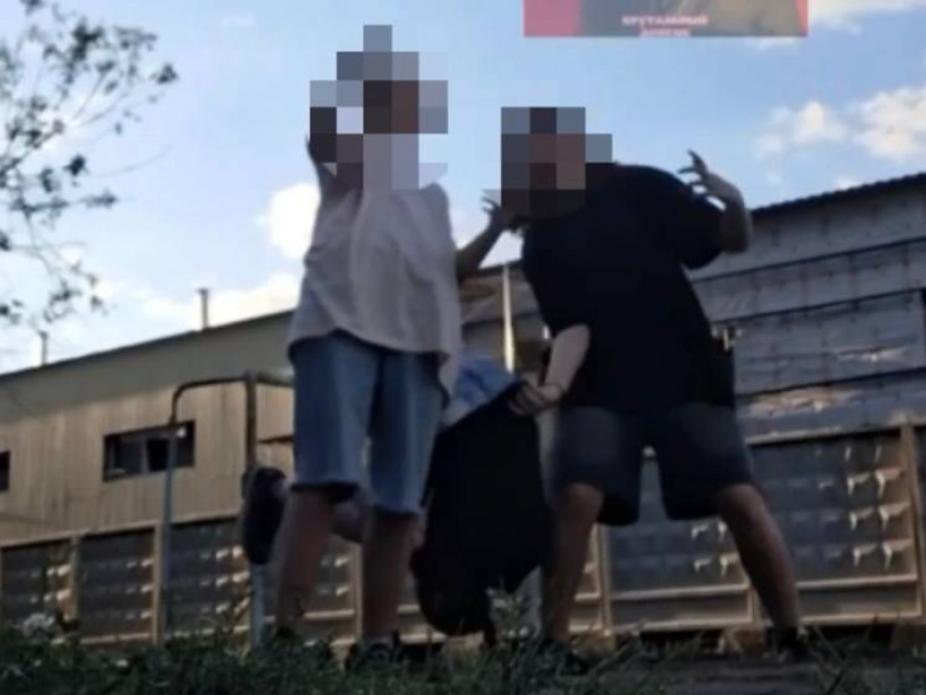 Школьница из Донецка чуть не сломала шею из-за очередного опасного ТикТок-тренда