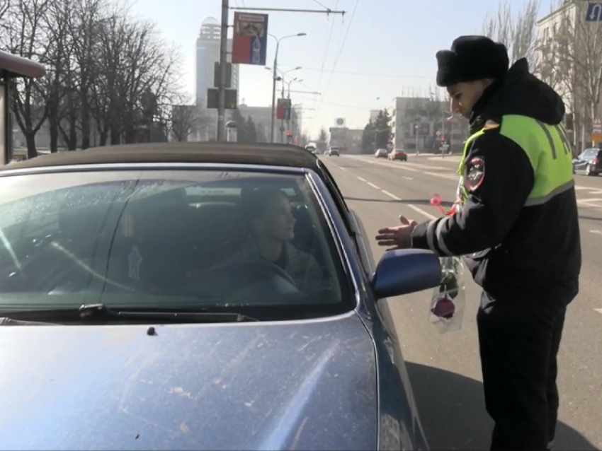ГАИ Донецка устроило «облаву» на водителей автобусов и трамваев: женщинам за рулем вручали цветы к 8 Марта